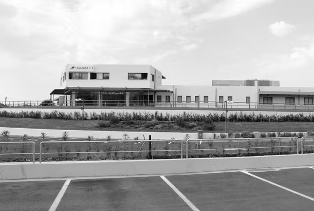 Diaplasi kentro apokatastasis greyscale 640w