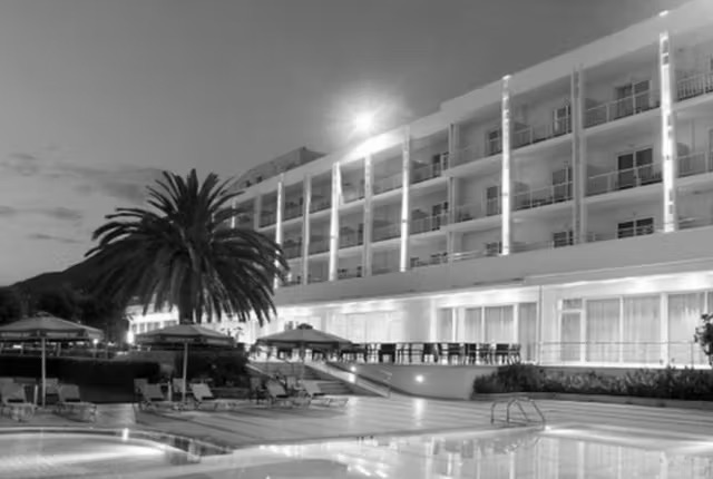 Messinia bay hotel greyscale 640w